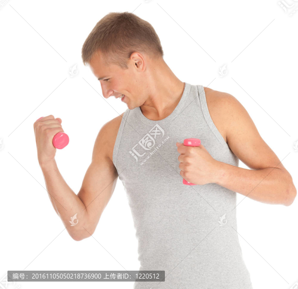 鍛煉年輕男子休閑襯衫與健身啞鈴；白色背景