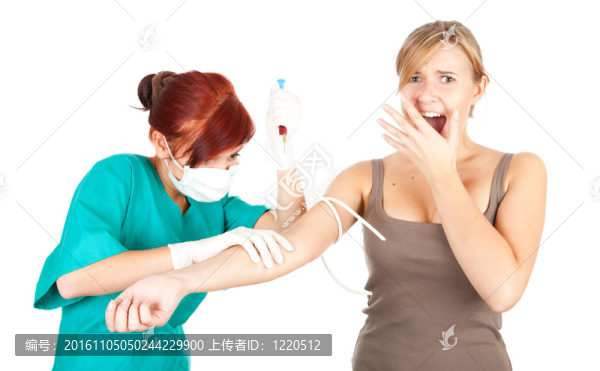 醫(yī)生或護(hù)士在綠色工作服和防護(hù)面罩注射的年輕女子