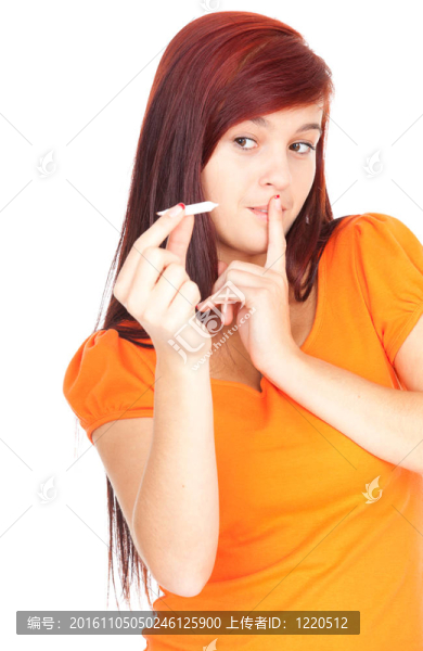 女孩和香煙；準(zhǔn)備吸煙；白色背景