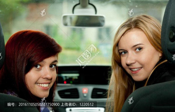 兩個(gè)年輕的女朋友在車?yán)镩_(kāi)車