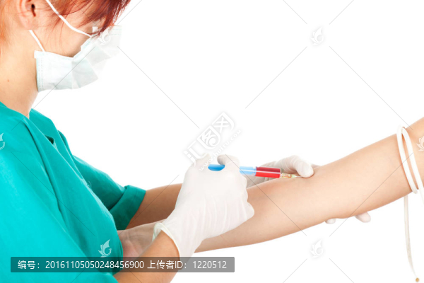 醫(yī)生或護(hù)士在綠色工作服和防護(hù)面罩注射的年輕女子