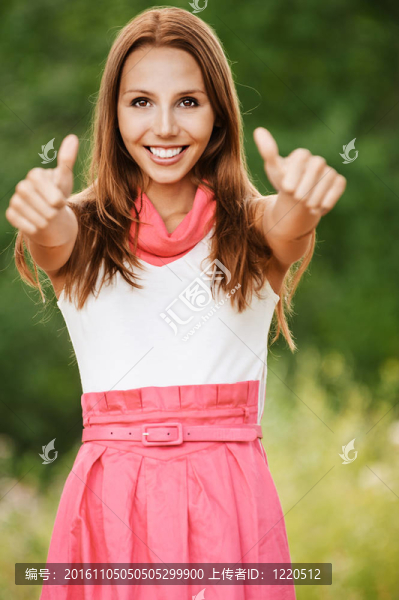 誘人的年輕女子顯示豎起大拇指