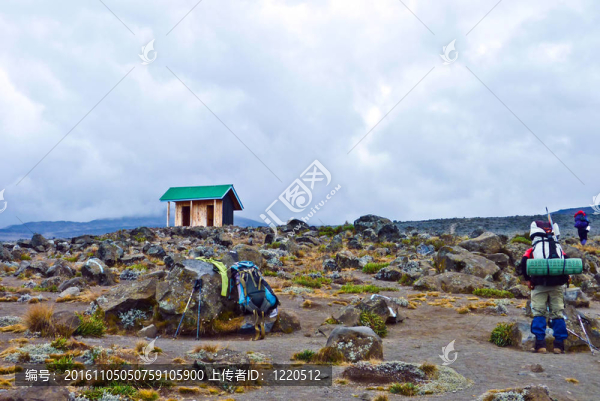 人們爬乞力馬扎羅國家公園；非洲最高的山（5892m）