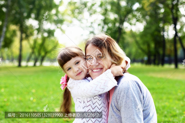 母親和女兒在公園里