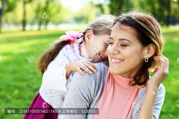 母親和女兒在公園里