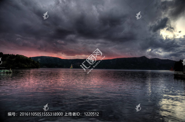 在蘆之湖的日落；日本
