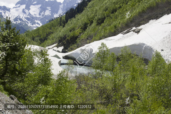 山夏季雪崩