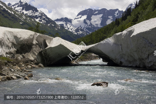 山夏季雪崩