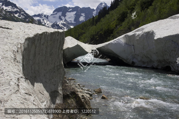山夏季雪崩