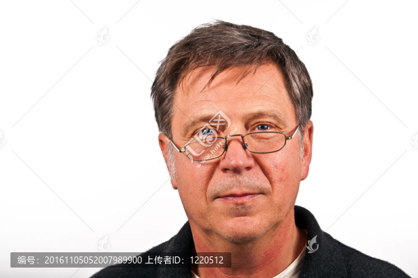 白色背景下的微笑男子