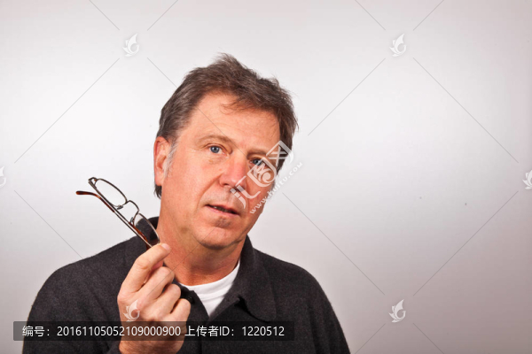 白色背景下的微笑男子