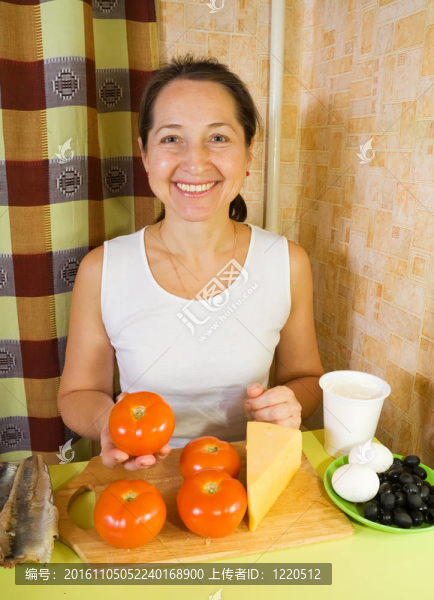 婦女與配料番茄醬沙拉