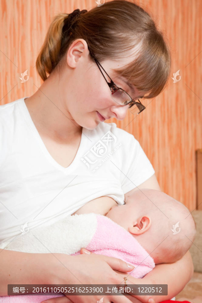 媽媽看著孩子吸吮乳房