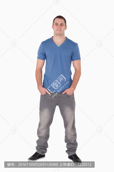 一個站著的微笑的男人的肖像