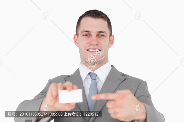 年輕商人指著一張空白名片
