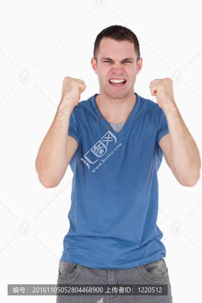 一個握緊拳頭的人的畫像