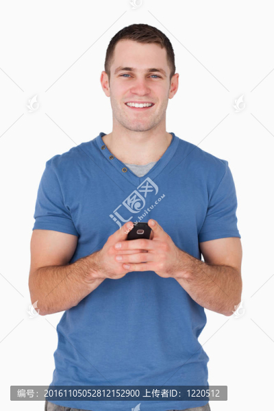 一個面帶微笑的男子手持手機的肖像