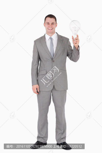 商人手持燈泡的肖像