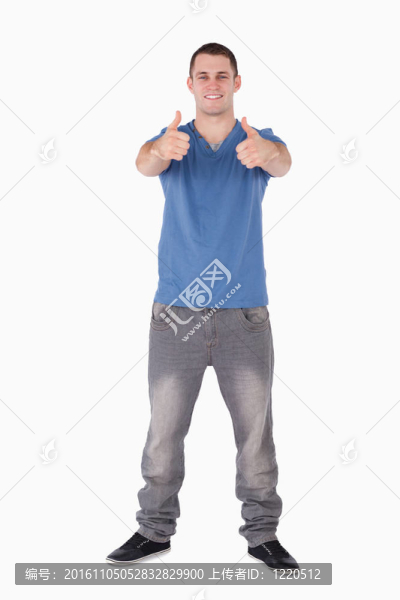 一個(gè)豎起大拇指的男人的肖像