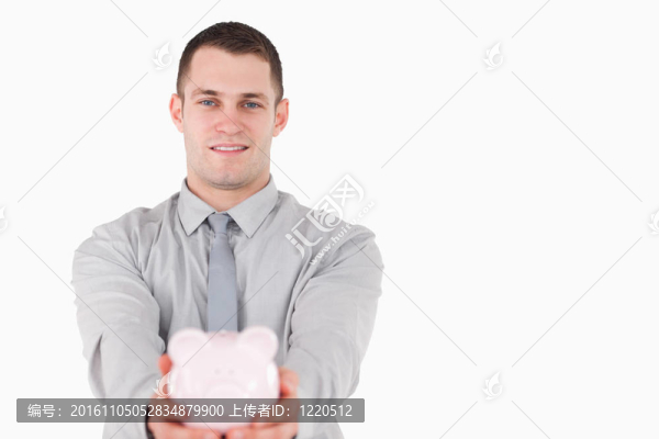 商人拿著一只小豬銀行