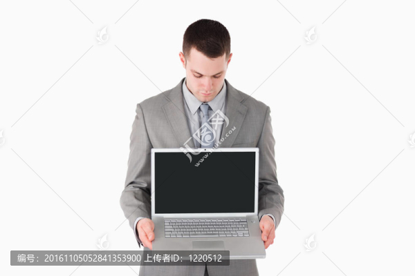 商人展示一臺(tái)筆記本電腦