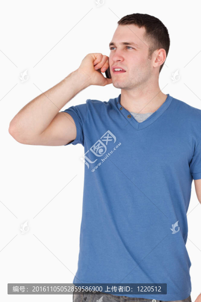 在電話上的一個男人的肖像