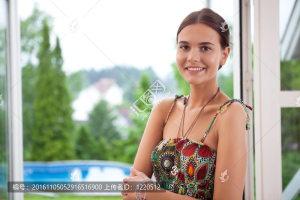 年輕女子微笑著