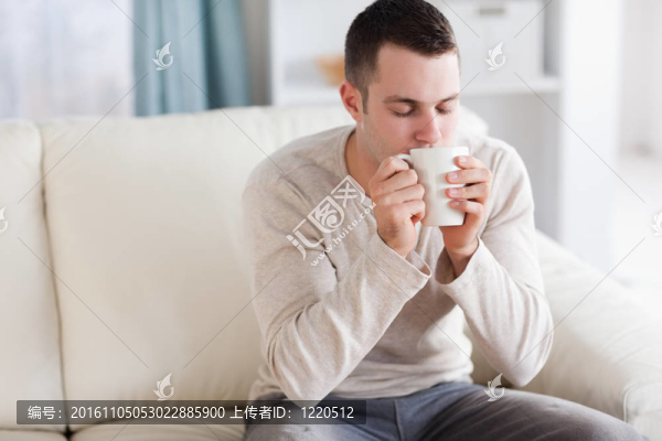 長相好看的人有一杯茶
