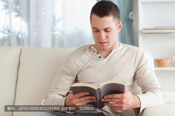年輕人讀一本書