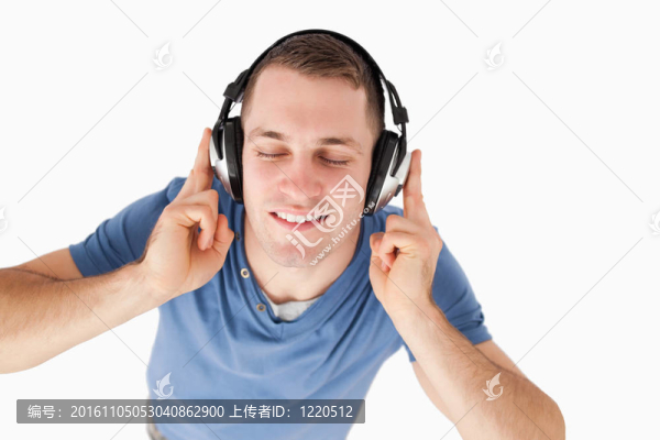 年輕人聽音樂