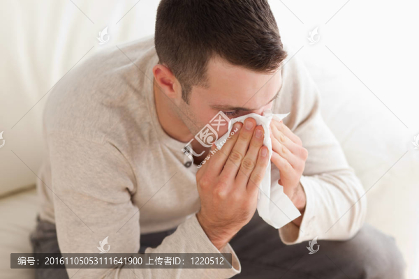 生病的人吹他的鼻子