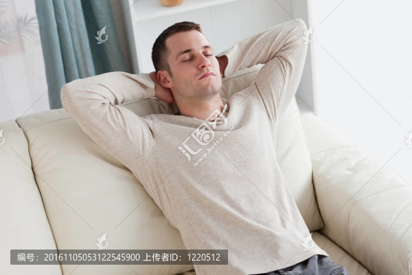躺在沙發(fā)上的男人