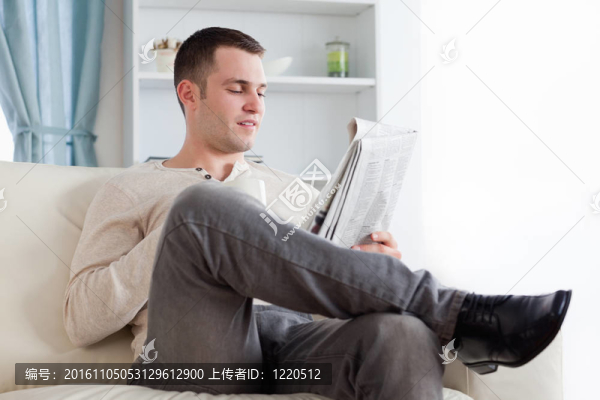 帥哥一邊喝咖啡一邊看新聞