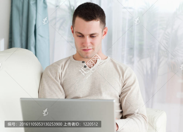 年輕人在用筆記本電腦工作