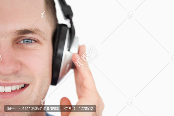 一個年輕人在聽音樂