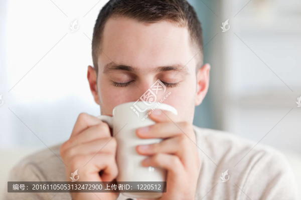 安靜的男人有一杯咖啡