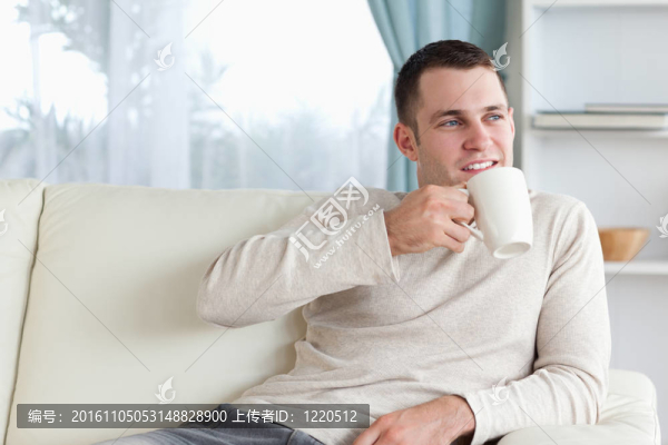有吸引力的人有一杯茶