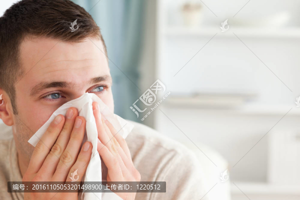 生病的人吹他的鼻子