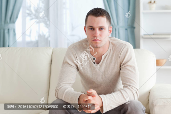 坐在沙發(fā)上的男人