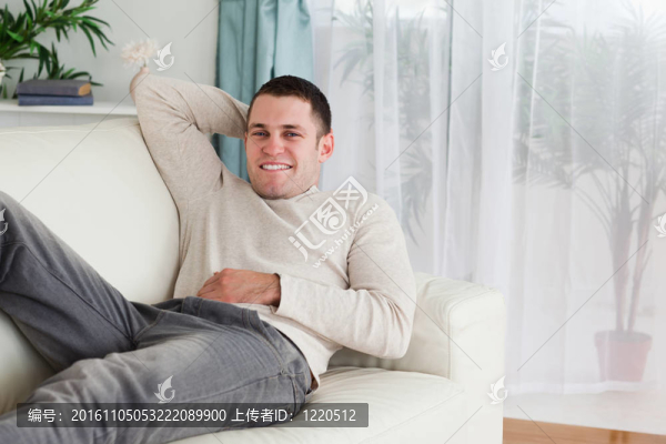 躺在沙發(fā)上的男人