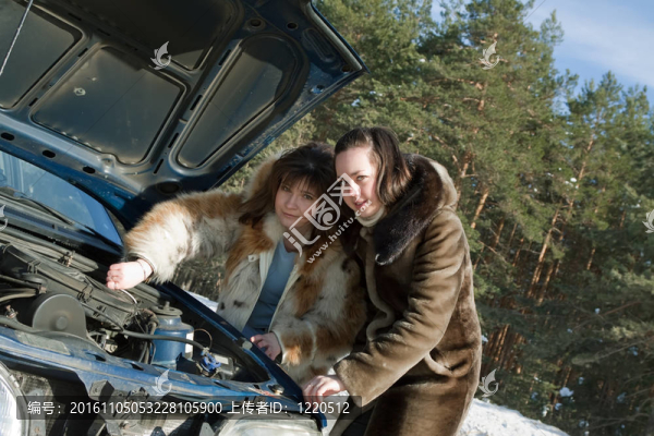 試圖修理汽車的女人