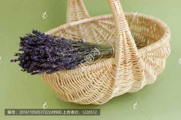 籃子里的薰衣草花束