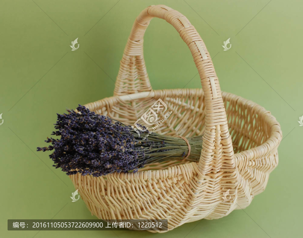 籃子里的薰衣草花束