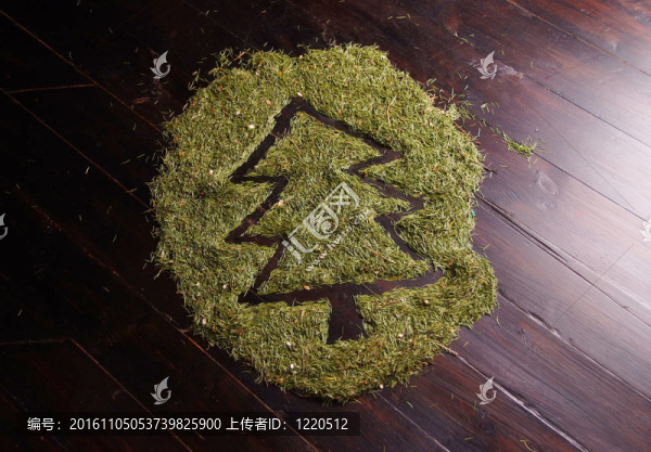 木制地板上杉木針葉的抽象畫