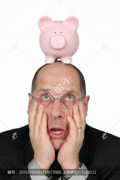商人頭上戴著存錢罐，雙手放在臉上