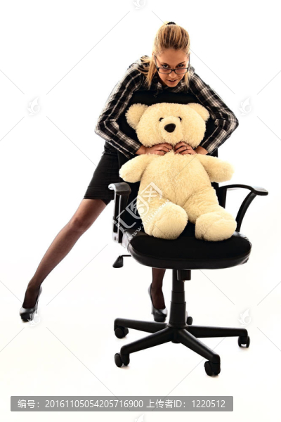 agrassive女孩手上的玩具。工作室拍攝