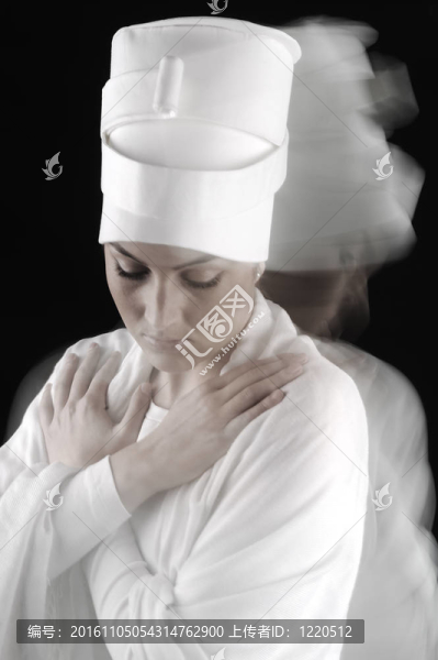 蘇菲女跳舞；白色黑色；運(yùn)動模糊