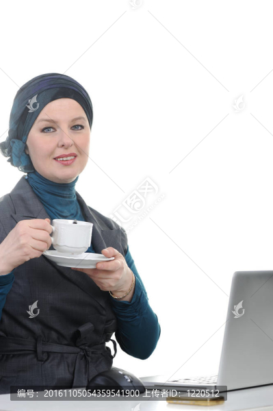 自信美麗的歐洲穆斯林婦女