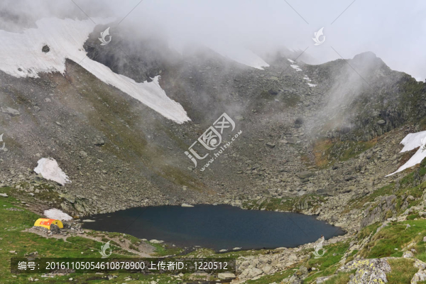 山上的湖