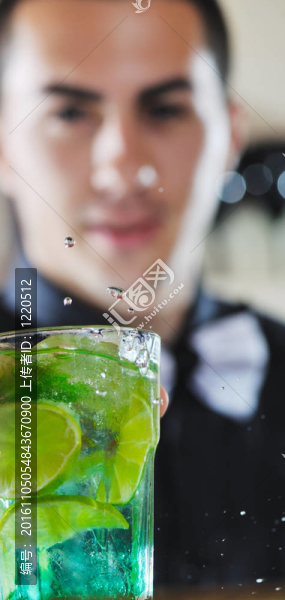 Pro酒保準(zhǔn)備雞尾酒喝黨